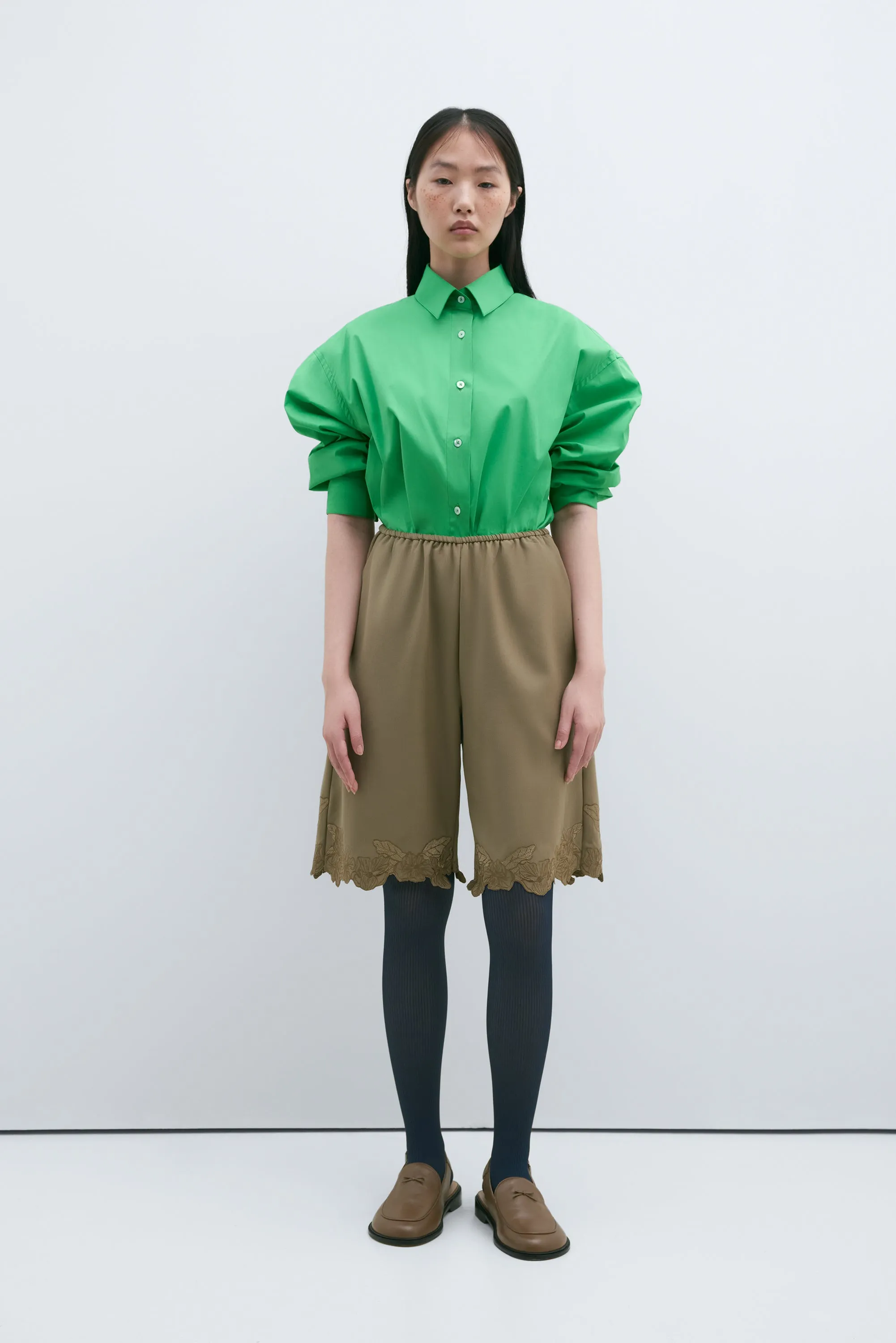 EMBROIDERED BERMUDA ALONDRA sold by Cordera