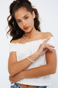 חולצת קייטי אוף-שולדרס sold by Adika