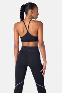 טופ חזייה רייסר דריי-פיט // NIKE sold by Adika
