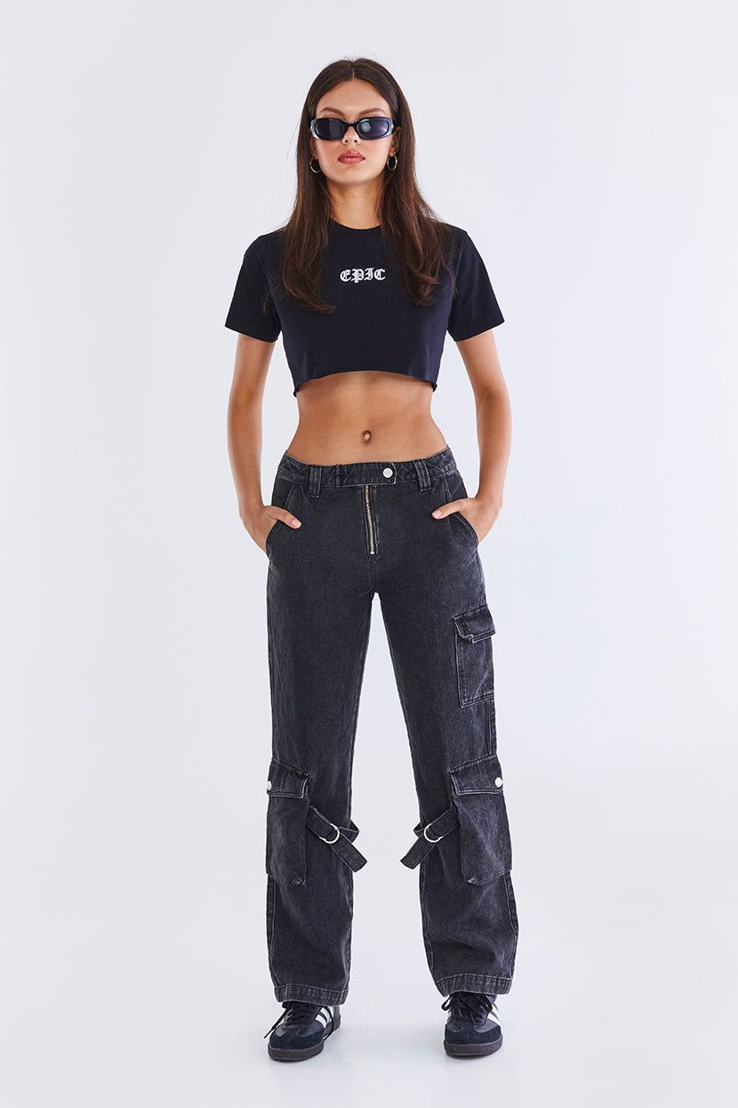 טי-שירט קרופ Set the Tone סיומת גזורה sold by Adika