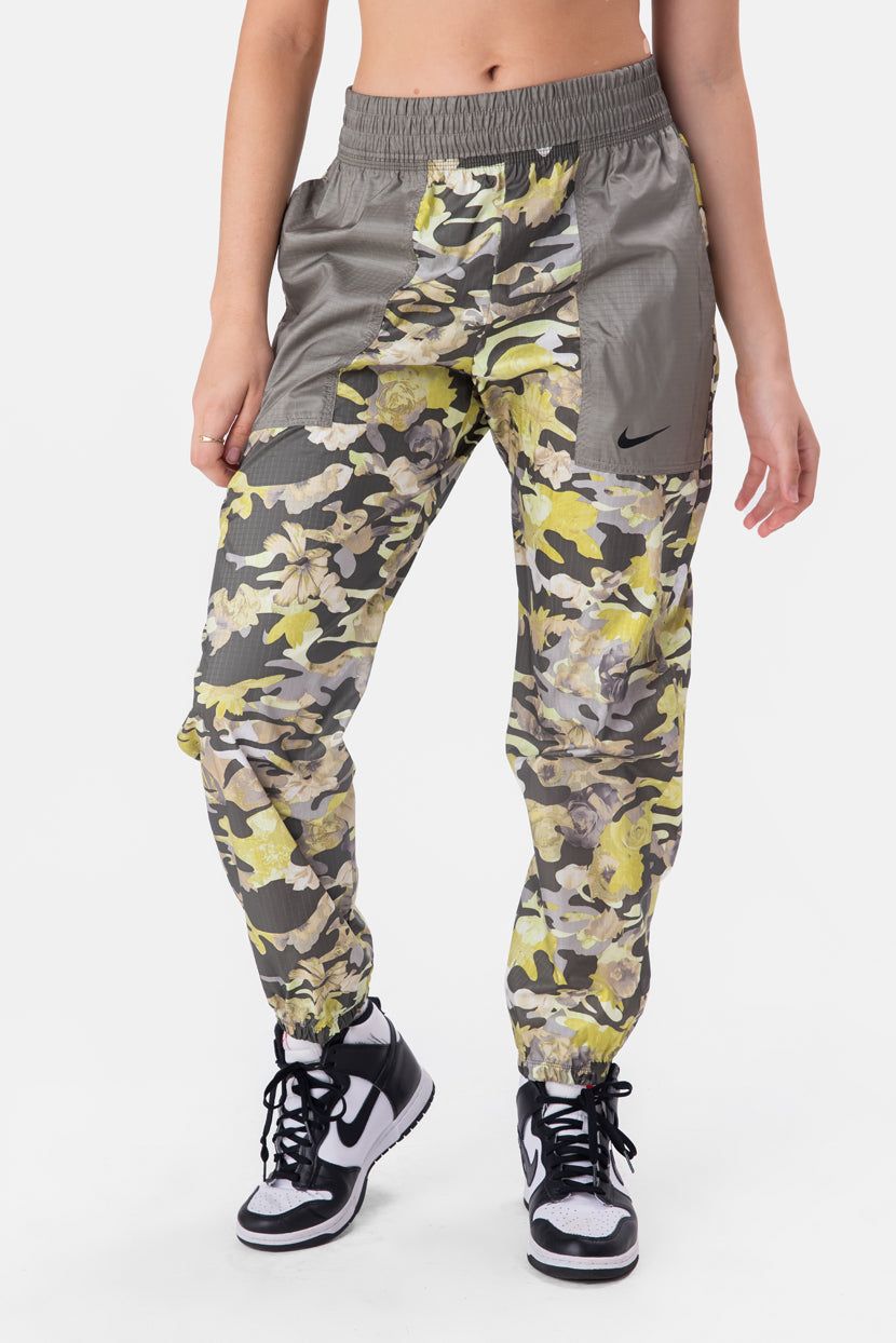 מכנסי ניילון הדפס קמופלאז' // NIKE sold by Adika product image thumbnail 2