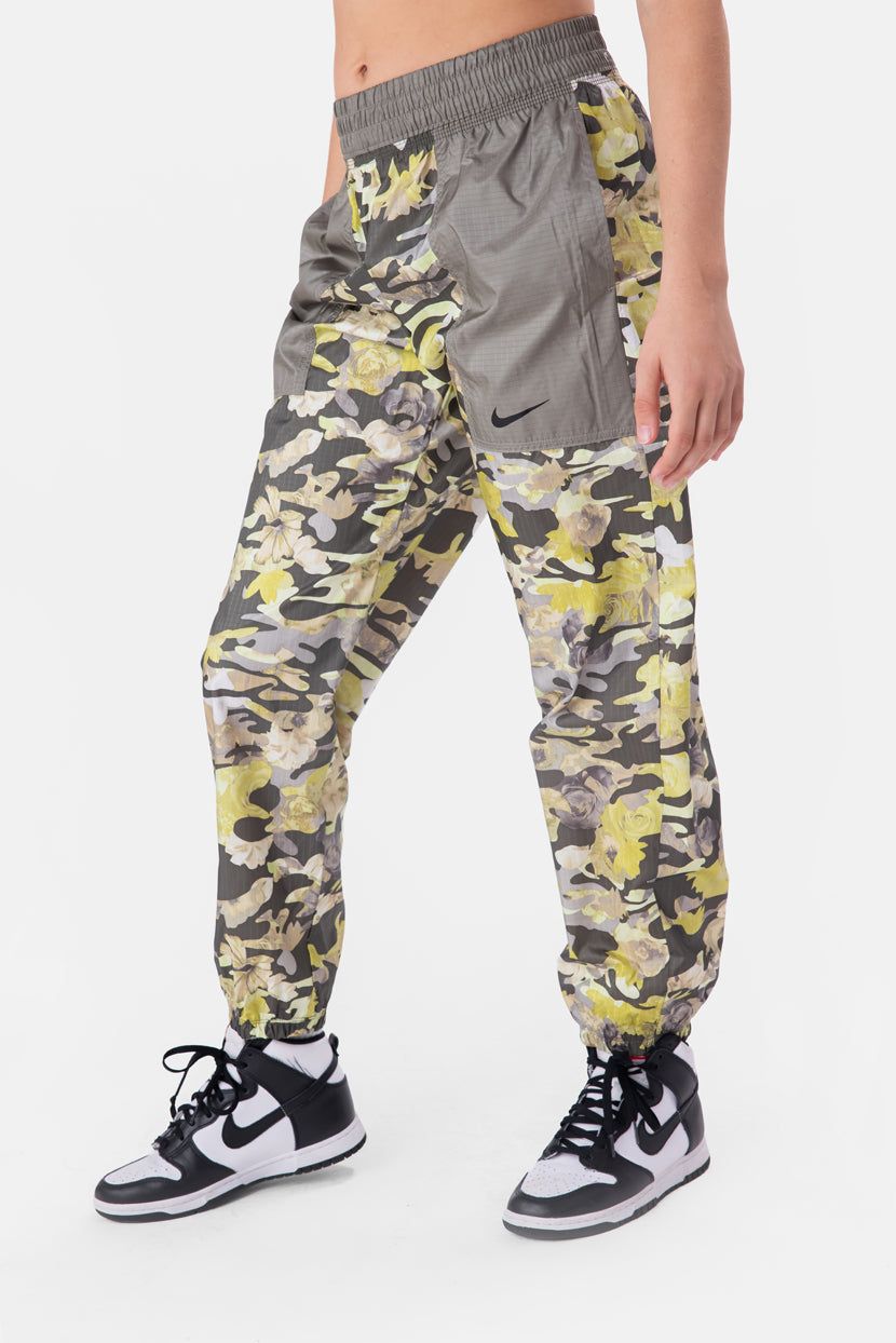 מכנסי ניילון הדפס קמופלאז' // NIKE sold by Adika product image thumbnail 3