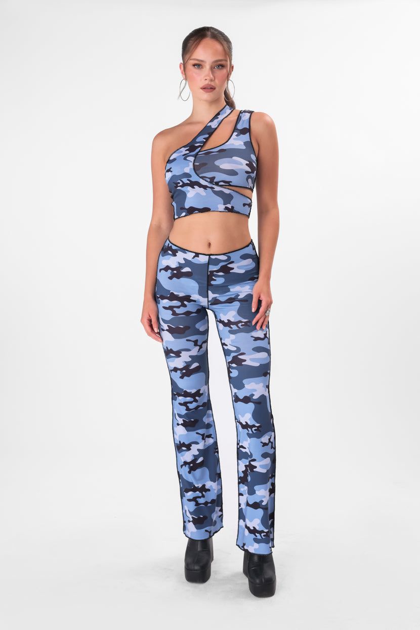 מכנסיים מתרחבים קמיקאזה הדפס קמופלאז' sold by Adika