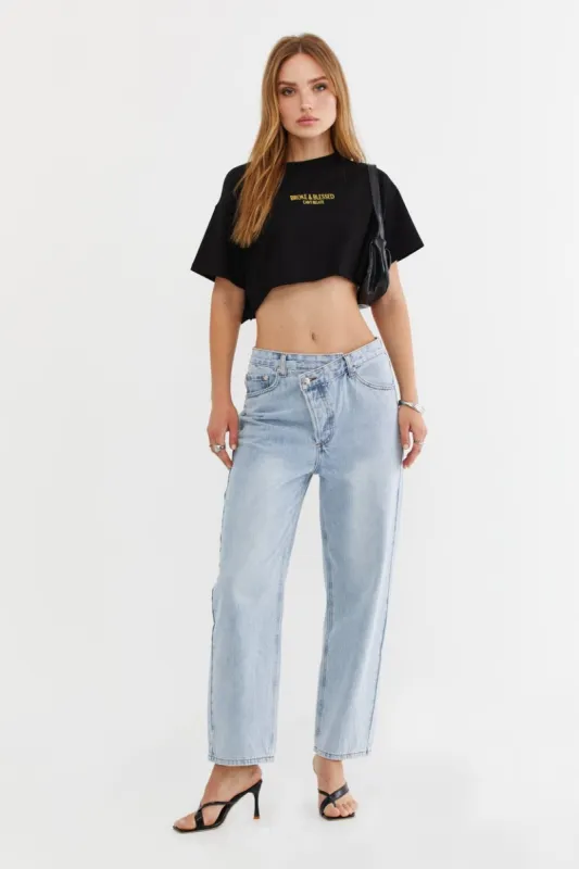 טי-שירט קרופ Broke & Blessed סיומת גזורה sold by Adika