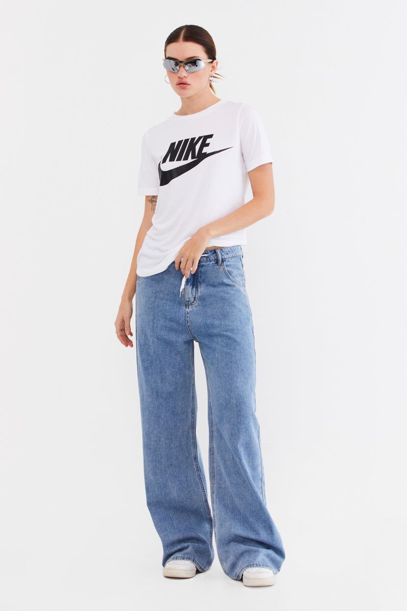 טי-שירט קלאסית לוגו // NIKE sold by Adika