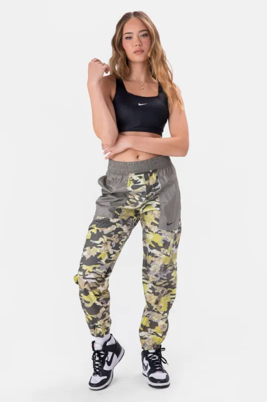 מכנסי ניילון הדפס קמופלאז' // NIKE sold by Adika