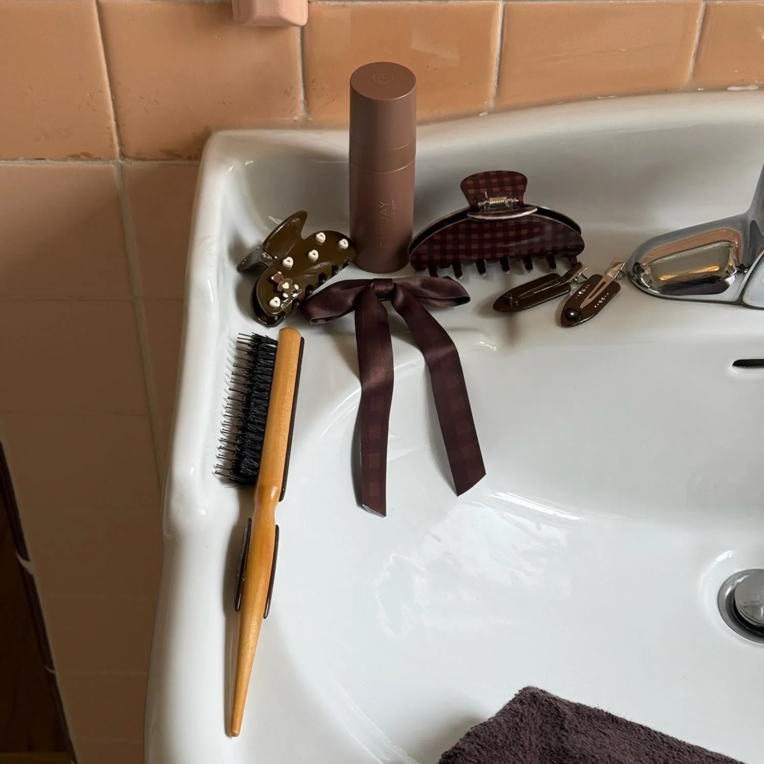 Popstar Clips in Hazelnut Hug sold by Emi Jay product image thumbnail 3