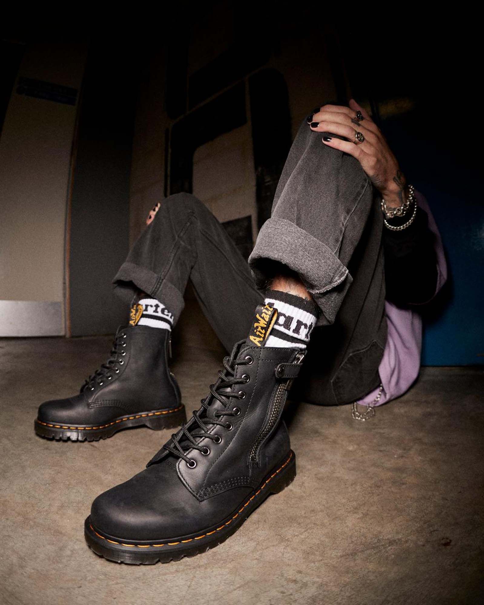 1460 Alt Zip Waxed Full Grain Boots - Men’s|-|Bottes 1460 Alt en cuir Full Grain à lacets - Homme sold by The Last Hunt