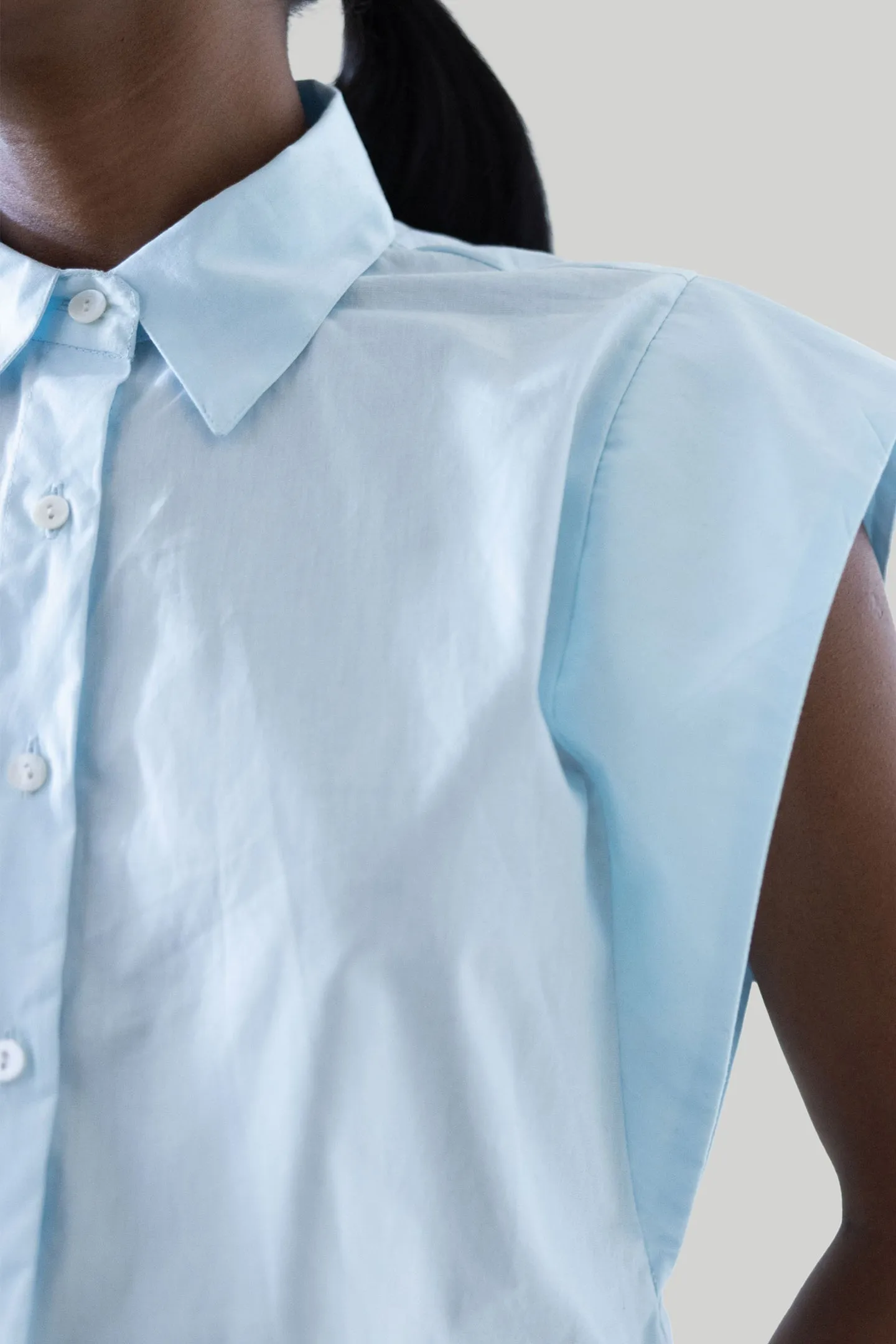 The Perfect Summer Button Down in Blue sold by Reistor product image thumbnail 4