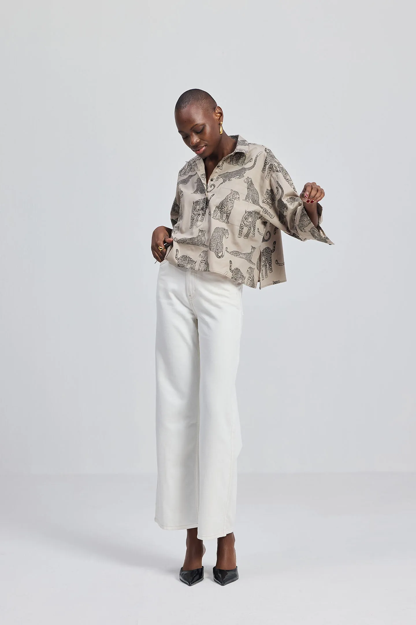 Oversized Cropped Front-buttoned Shirt In Animal Print sold by Reistor product image thumbnail 4