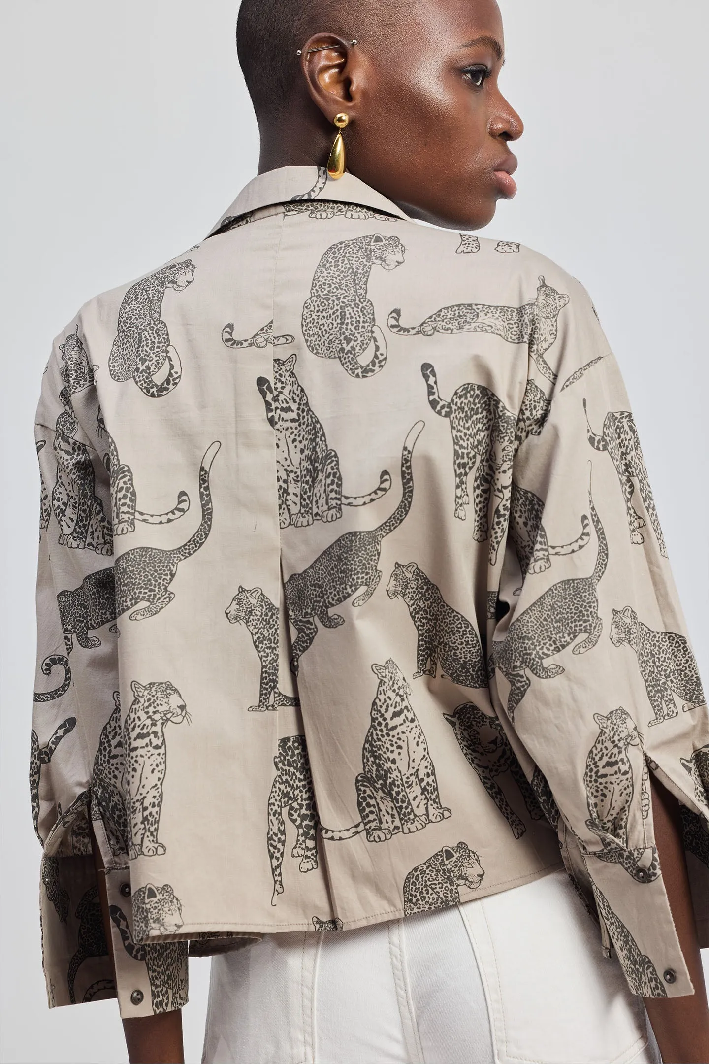 Oversized Cropped Front-buttoned Shirt In Animal Print sold by Reistor product image thumbnail 2