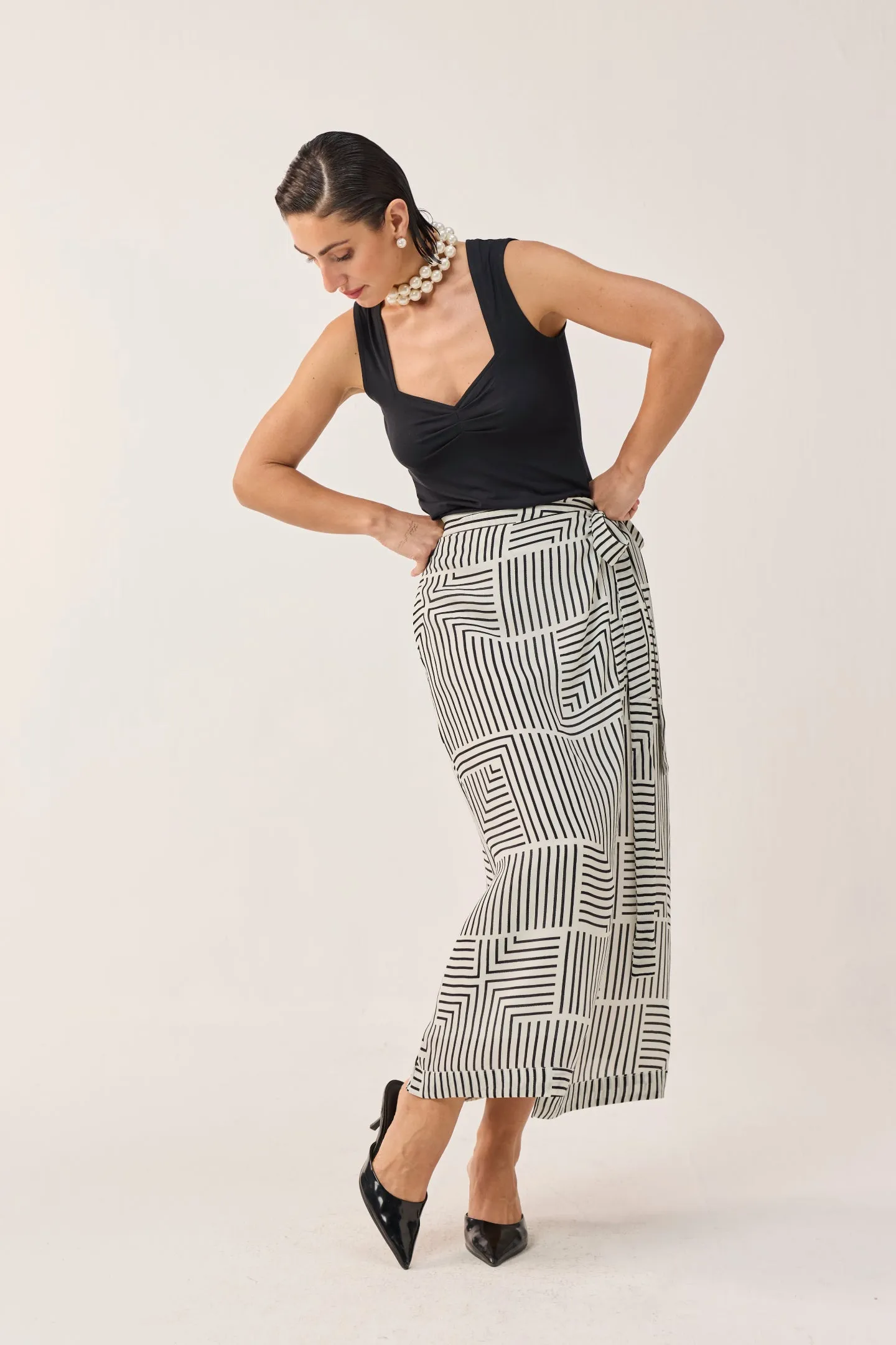 Regular Sweetheart Neck Top in Black sold by Reistor product image thumbnail 4