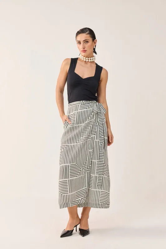 Regular Sweetheart Neck Top in Black made by Reistor