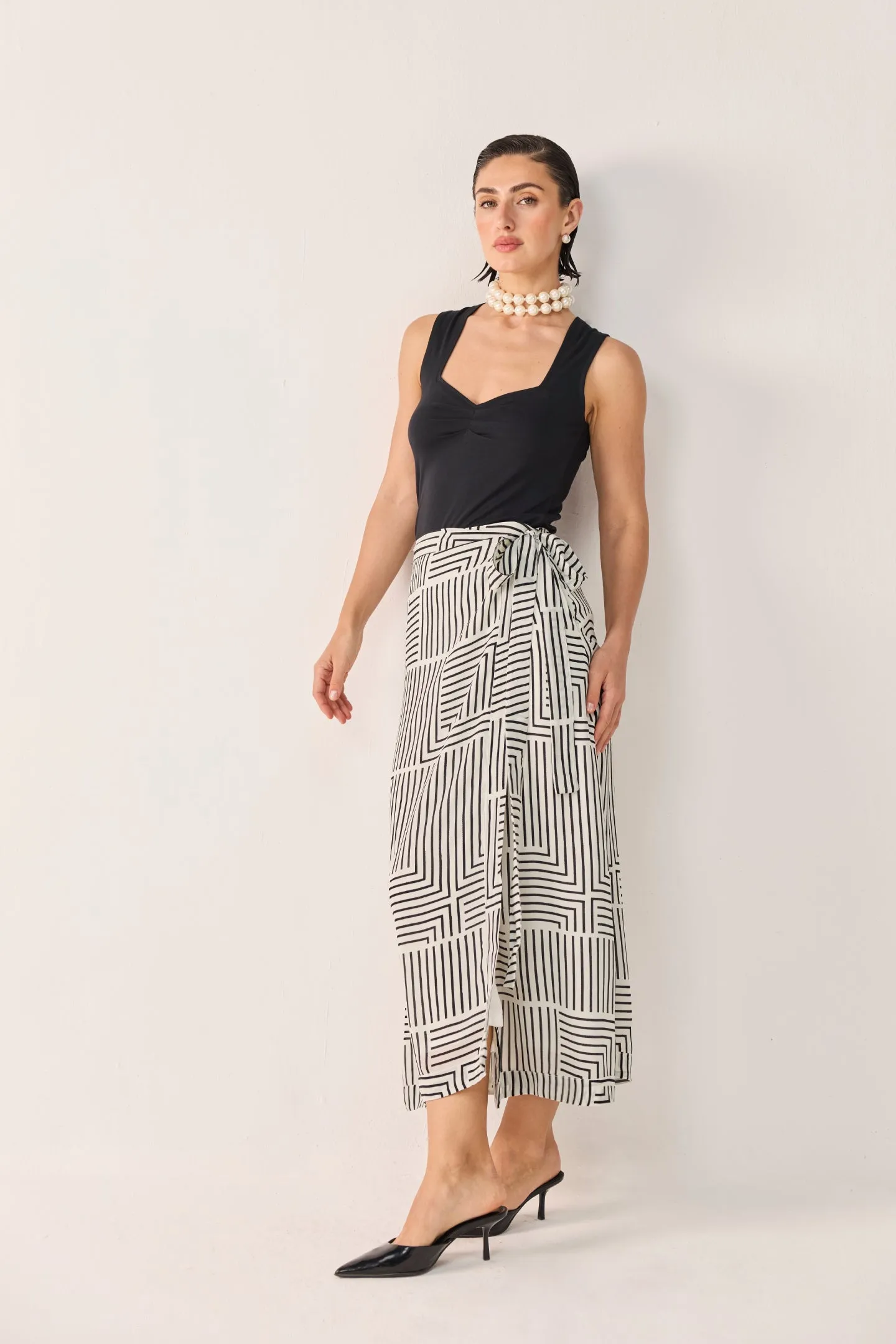 Regular Sweetheart Neck Top in Black sold by Reistor product image thumbnail 3