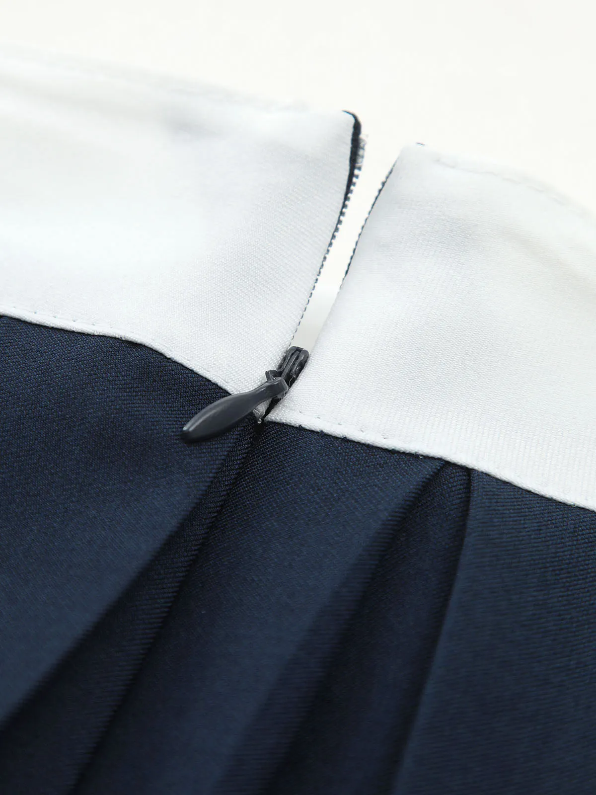 Contrast Binding Pleated Mini Skirt sold by COMMENSE product image thumbnail 4