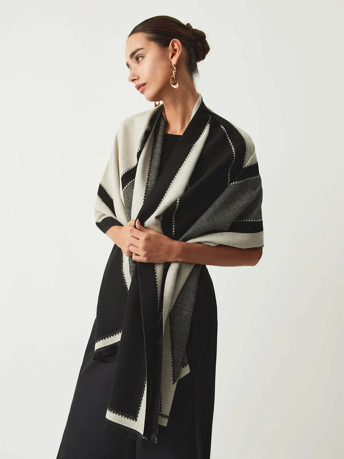 Contrast Color Geometric Scarf sold by COMMENSE