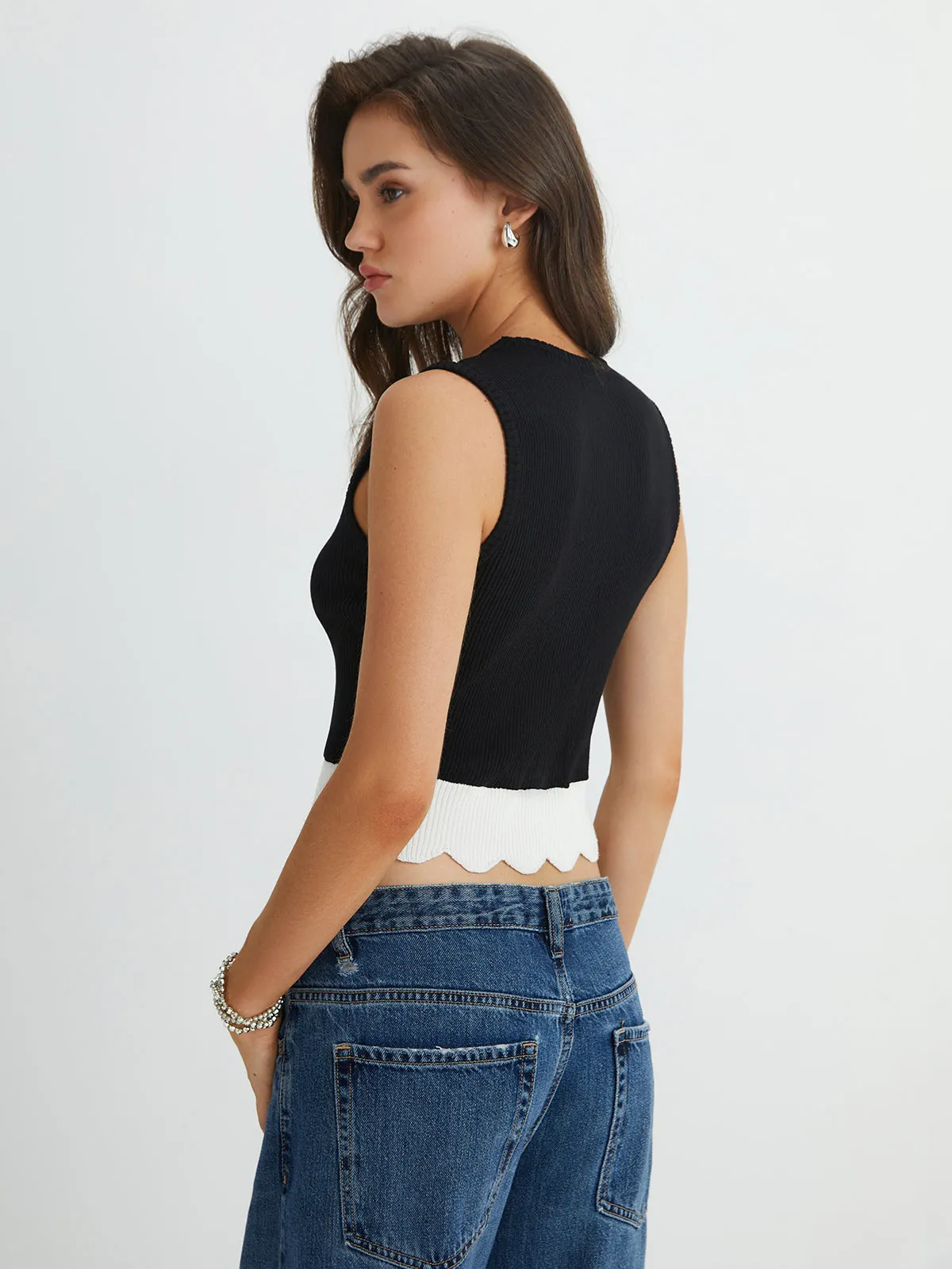 Round Neck Sleeveless Contrast Knit Vest sold by COMMENSE product image thumbnail 3