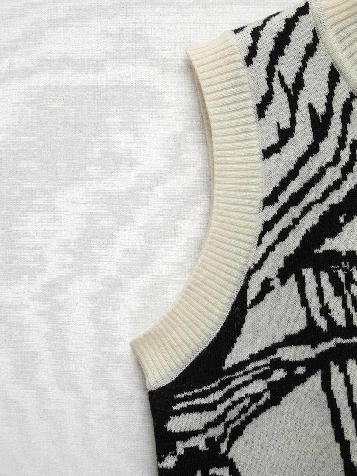 Contrast Trim Floral Sweater Vest sold by COMMENSE product image thumbnail 3