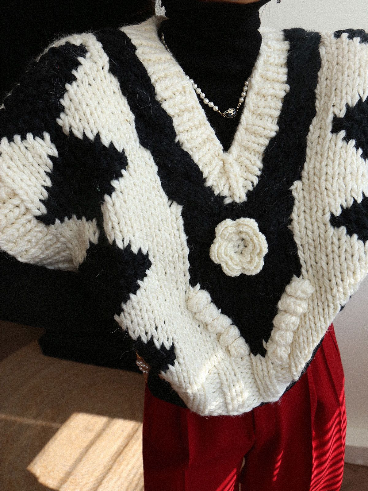 Wool-blend Two Tone Crocheted Floral Sweater Vest sold by COMMENSE product image thumbnail 2