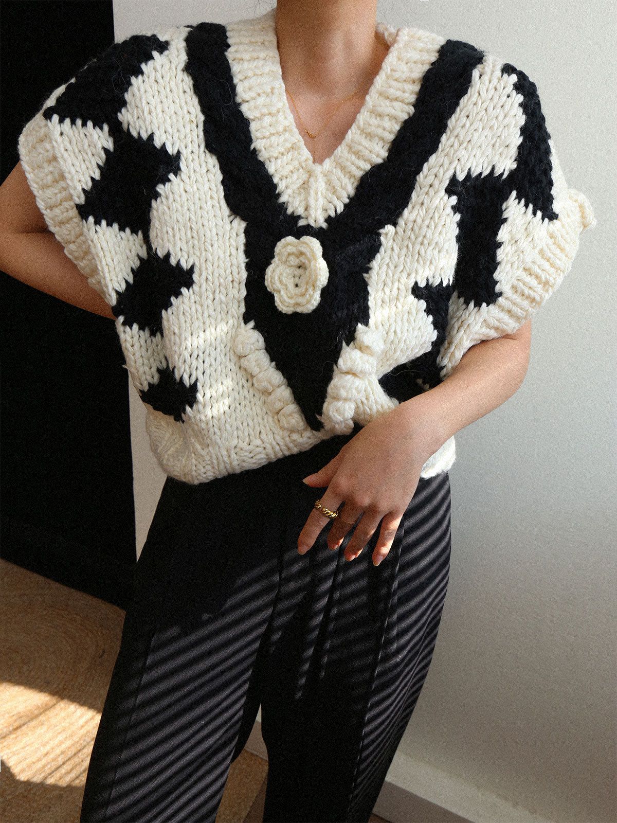 Wool-blend Two Tone Crocheted Floral Sweater Vest sold by COMMENSE product image thumbnail 3
