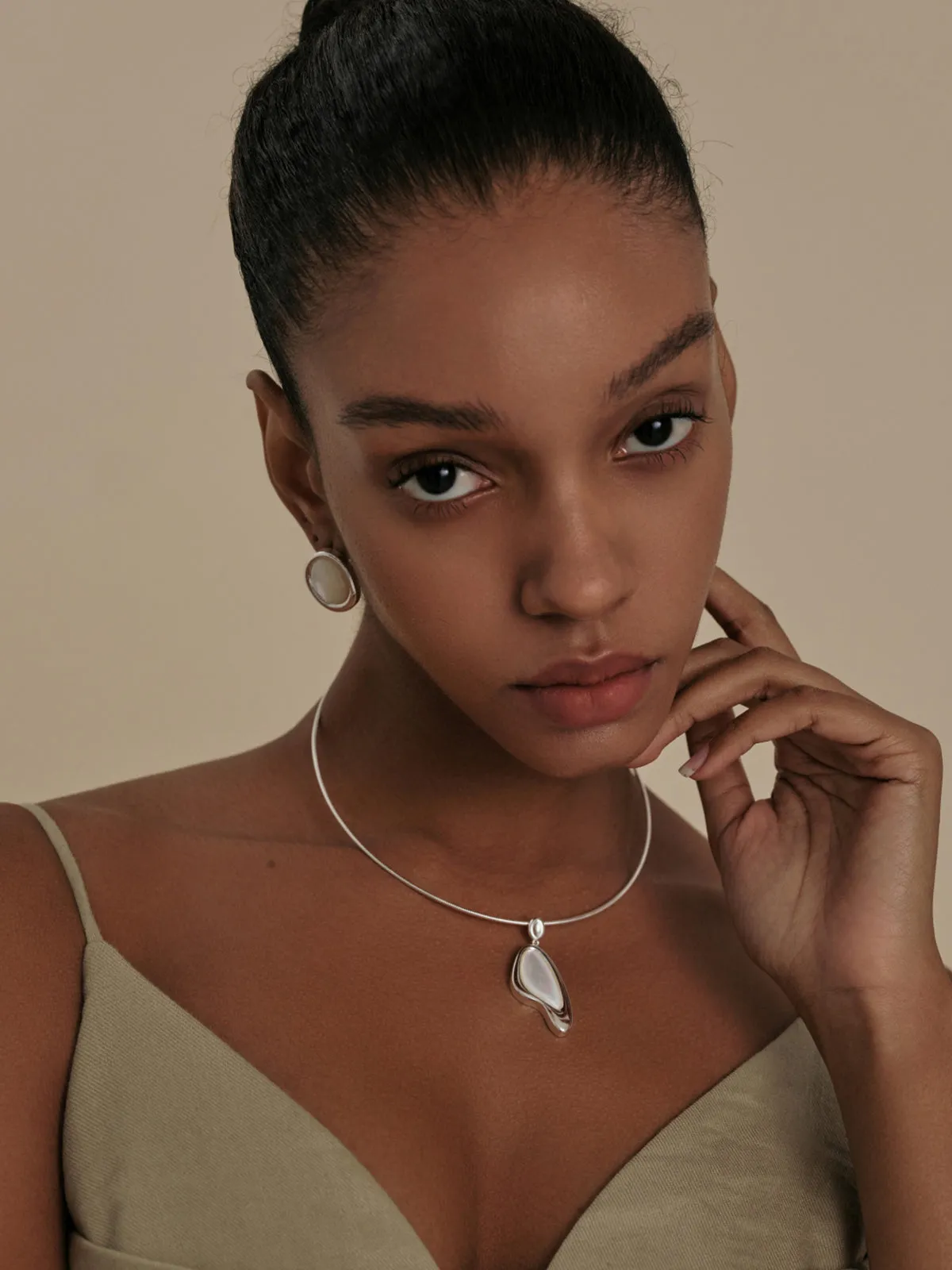 Luminous Pearl Pendant Necklace sold by COMMENSE product image thumbnail 4