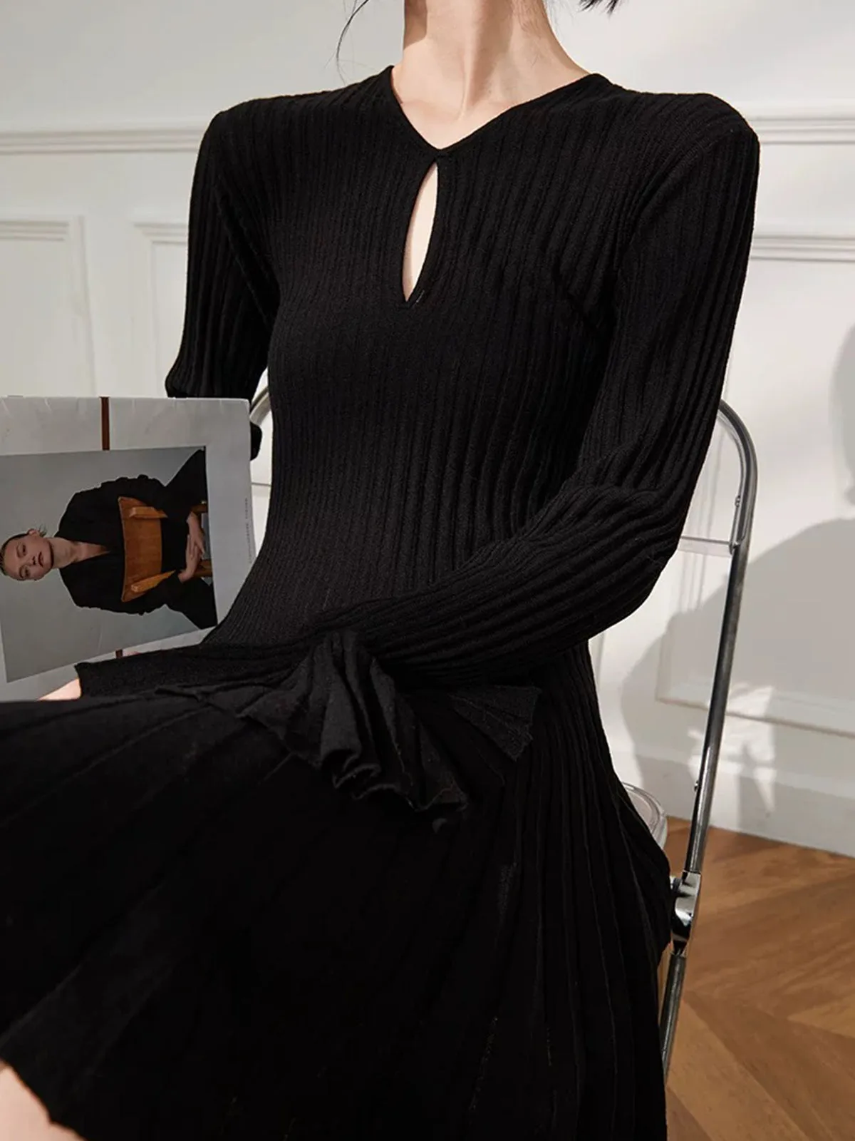 Keyhole Neckline Bell Sleeve Pleated Dress sold by COMMENSE product image thumbnail 4