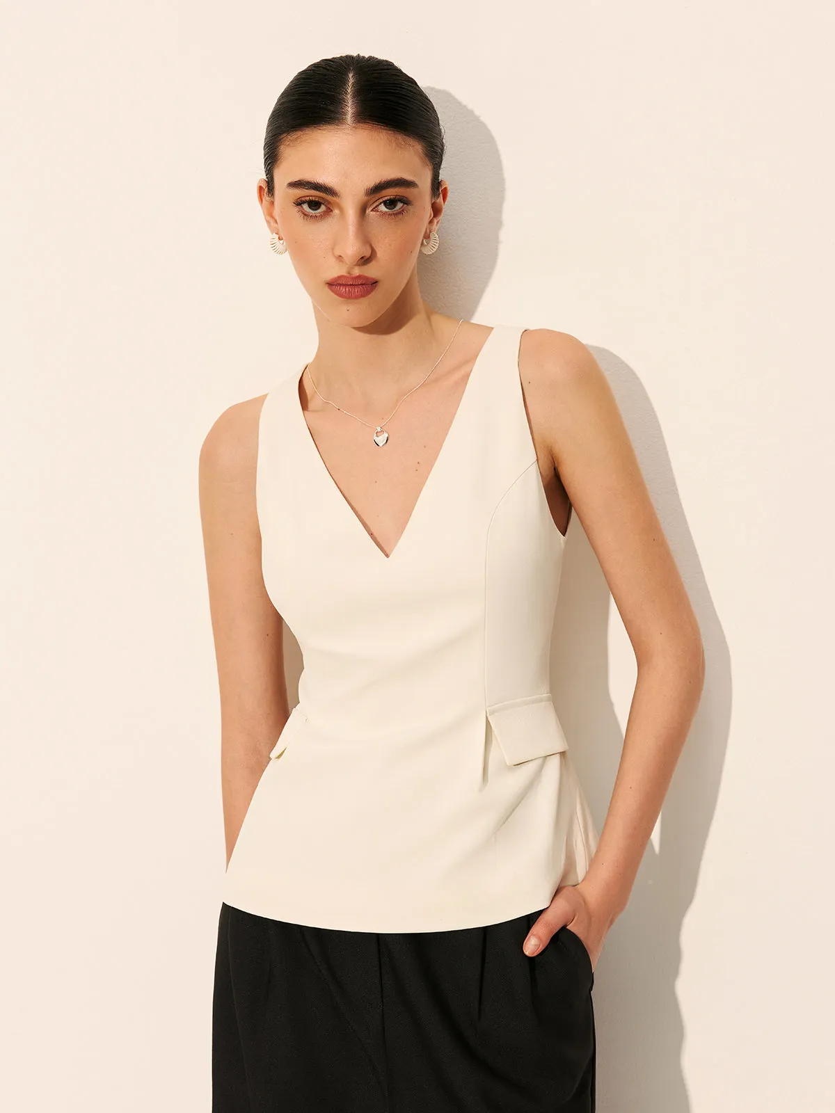 Decor Pockets V-Neck Sleeveless Top sold by COMMENSE product image thumbnail 2