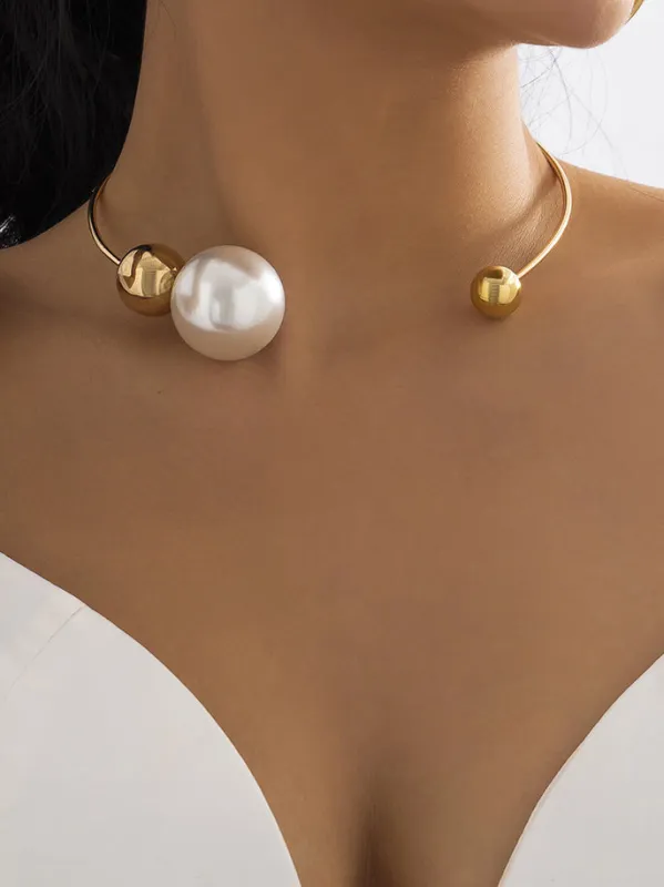 Asymmetrical Pearl Choker sold by COMMENSE