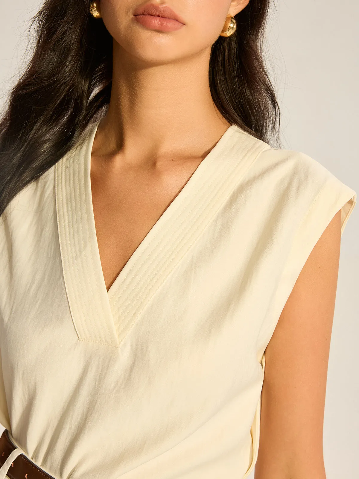 Sleeveless V-Neck Top with Piped Trim sold by COMMENSE product image thumbnail 4