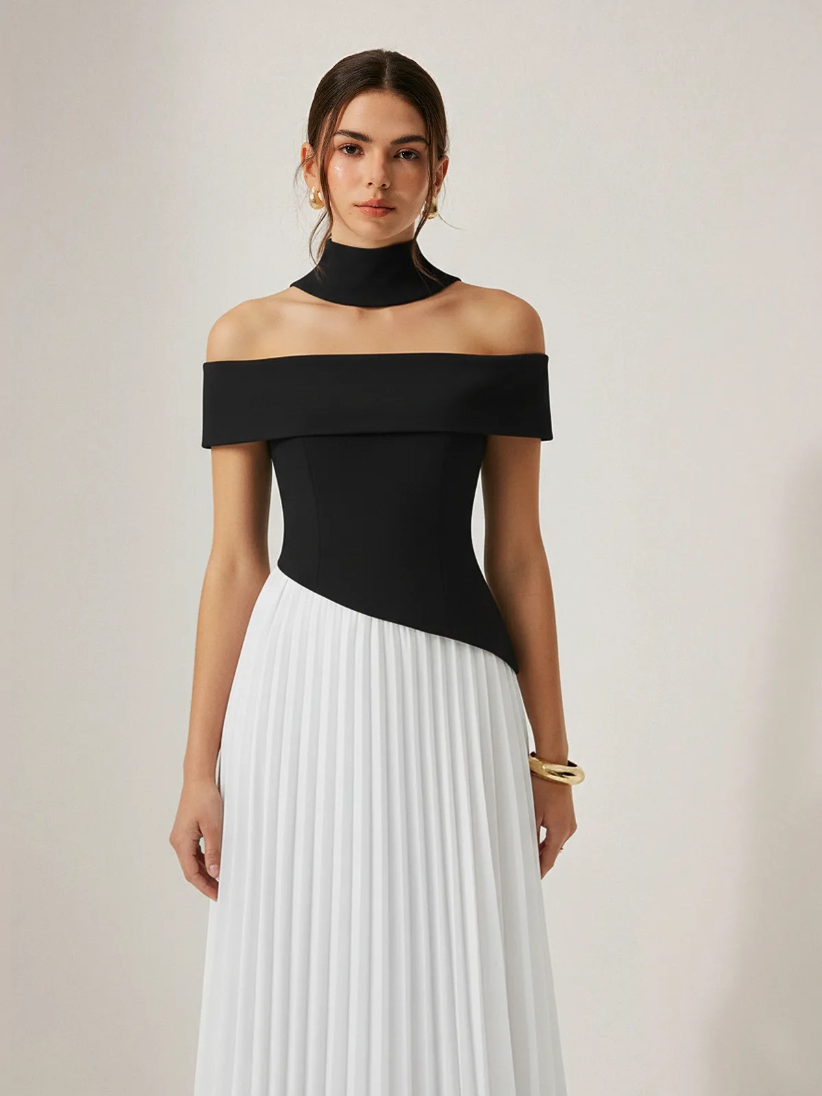 Color-Block Off-Shoulder Pleated Maxi Dress sold by COMMENSE product image thumbnail 2