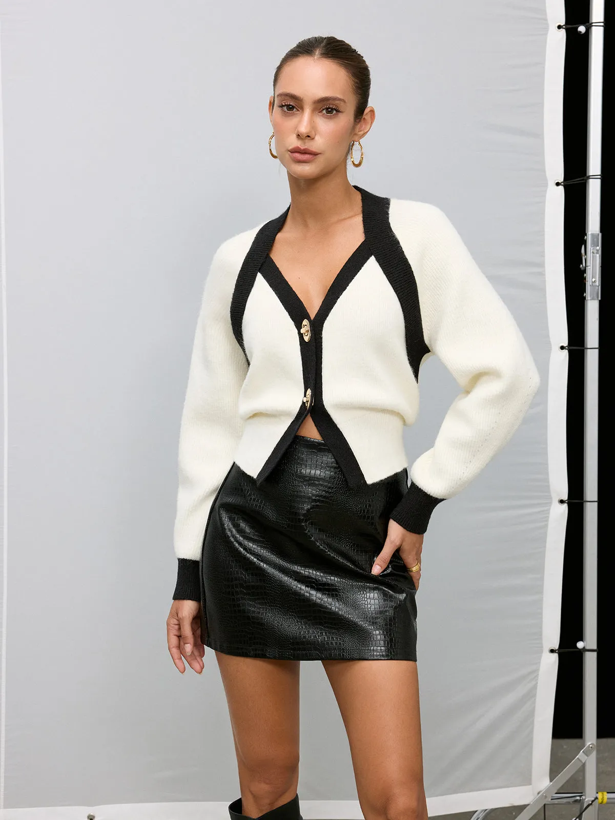 Metal Detail Contrast Trim V-Neck Sweater sold by COMMENSE product image thumbnail 4