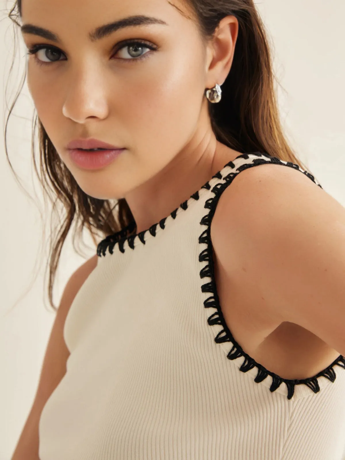 Minimalism Contrast Trim Sweater Vest sold by COMMENSE product image thumbnail 5