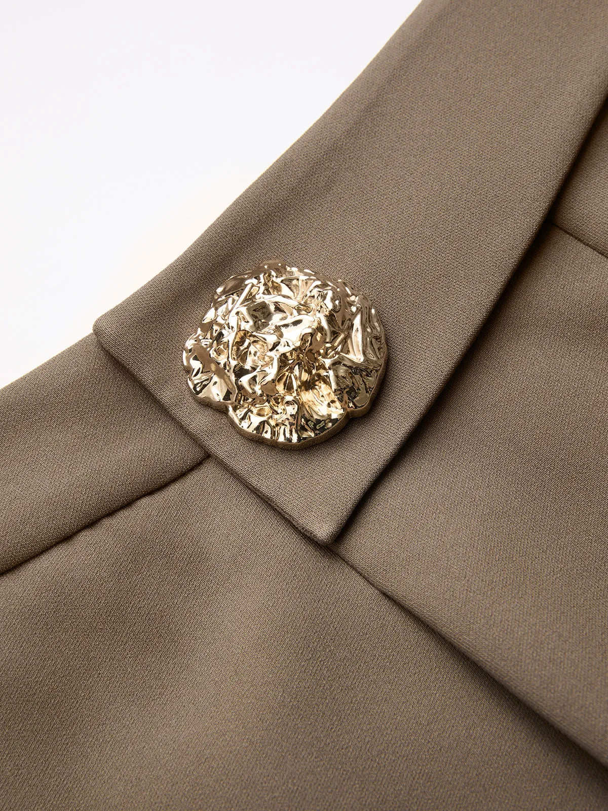 Metal Button Mid-Waist Pleated Shorts sold by COMMENSE product image thumbnail 4