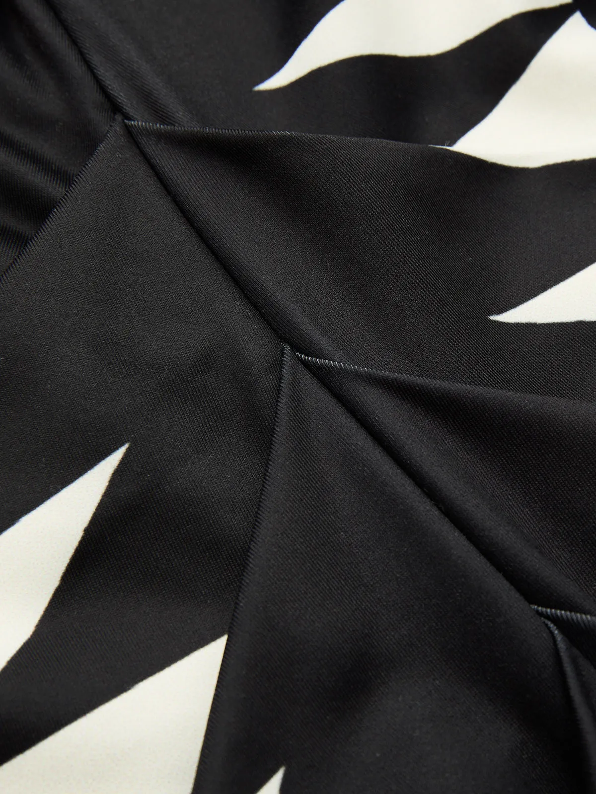 Geometric Print Deep V-Neck Midi Dress sold by COMMENSE product image thumbnail 5