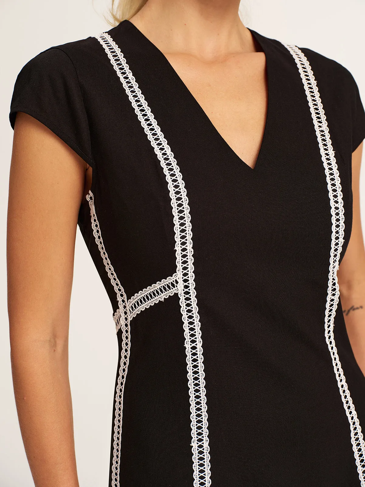 Lace Inset V-Neck Cotton Linen Midi Dress sold by COMMENSE product image thumbnail 2