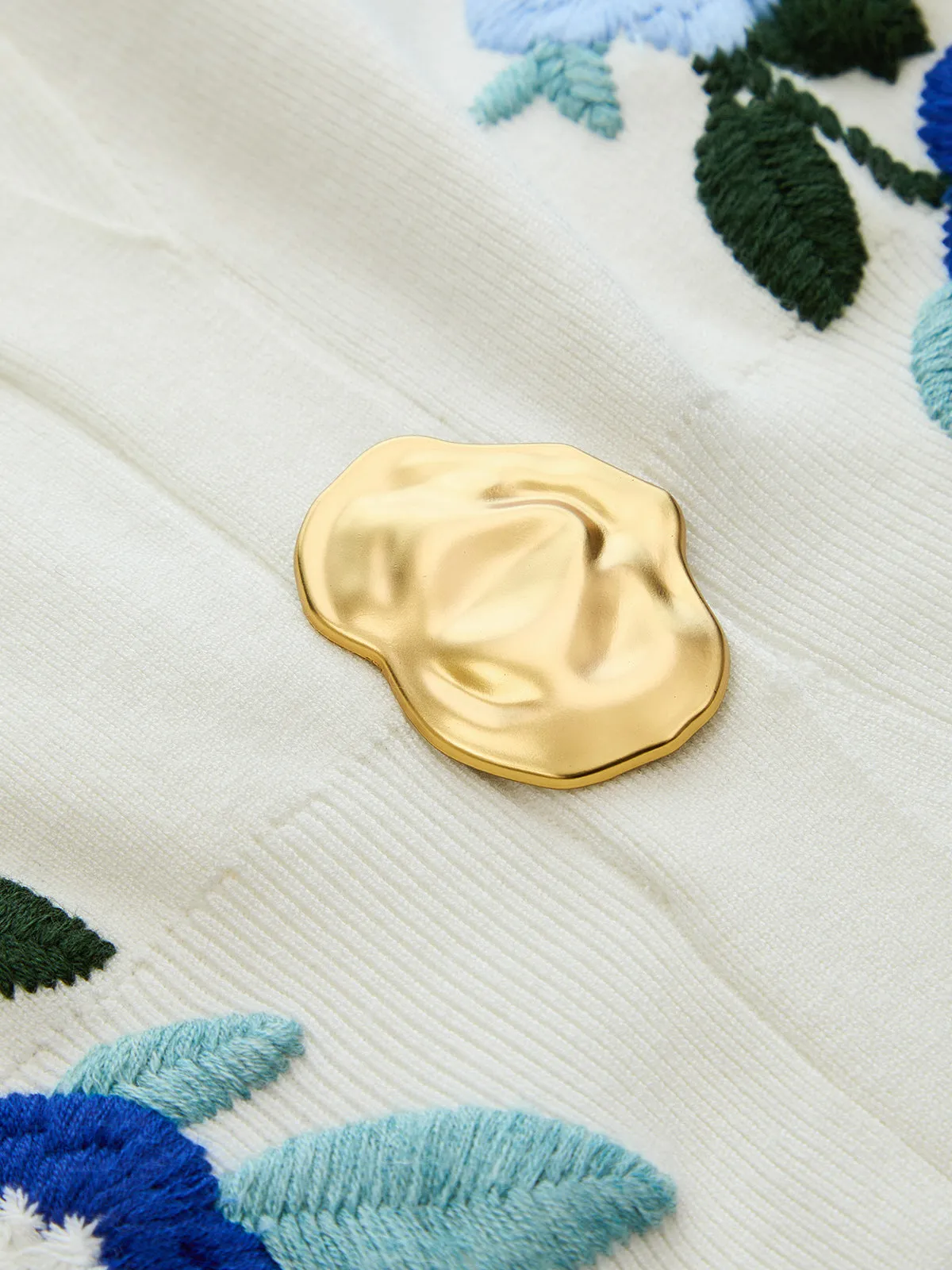 Floral Embroidery Metal Detail Knit Vest sold by COMMENSE product image thumbnail 3