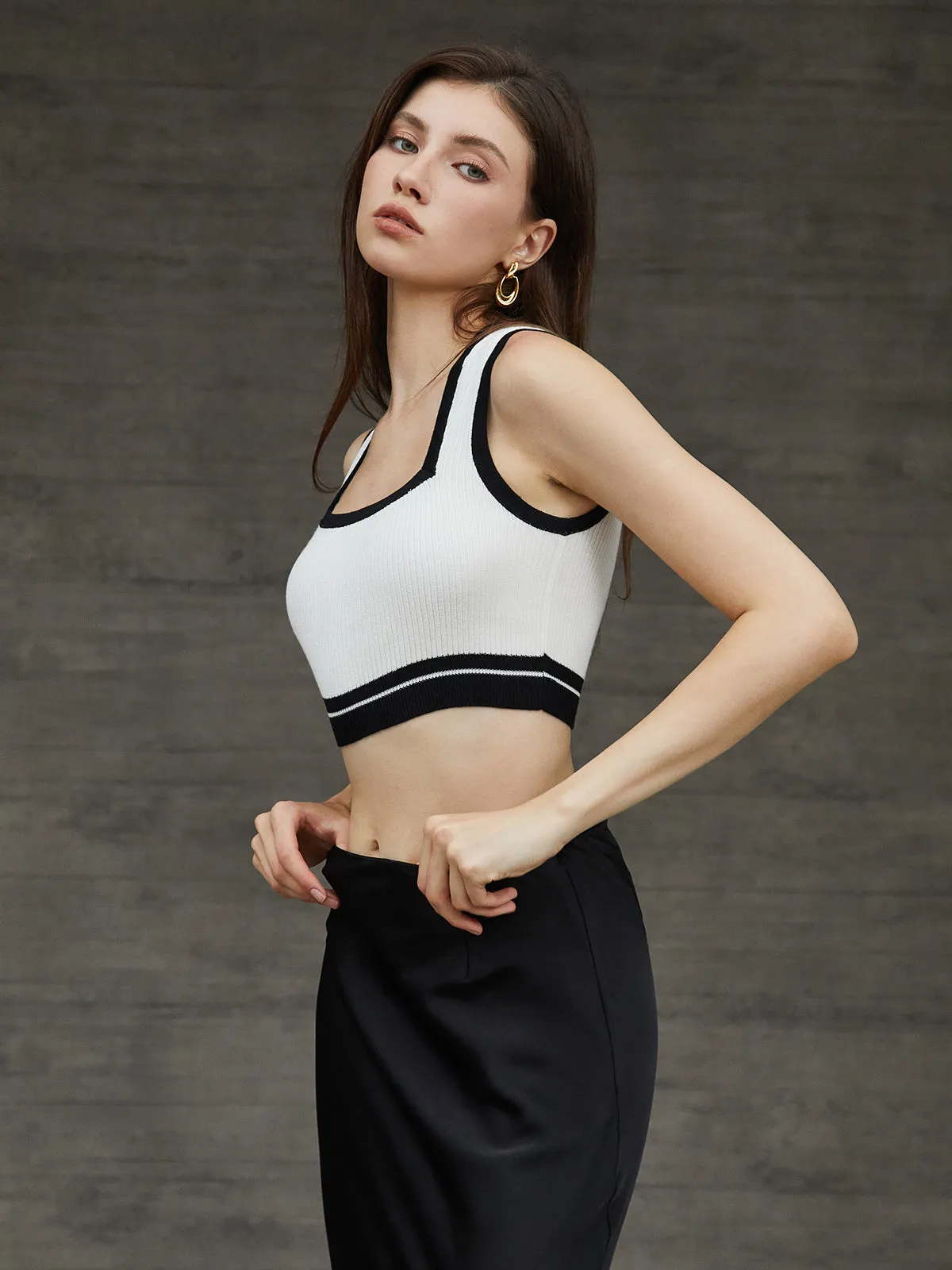 Contrast Binding Cropped Knit Tank Top sold by COMMENSE product image thumbnail 3