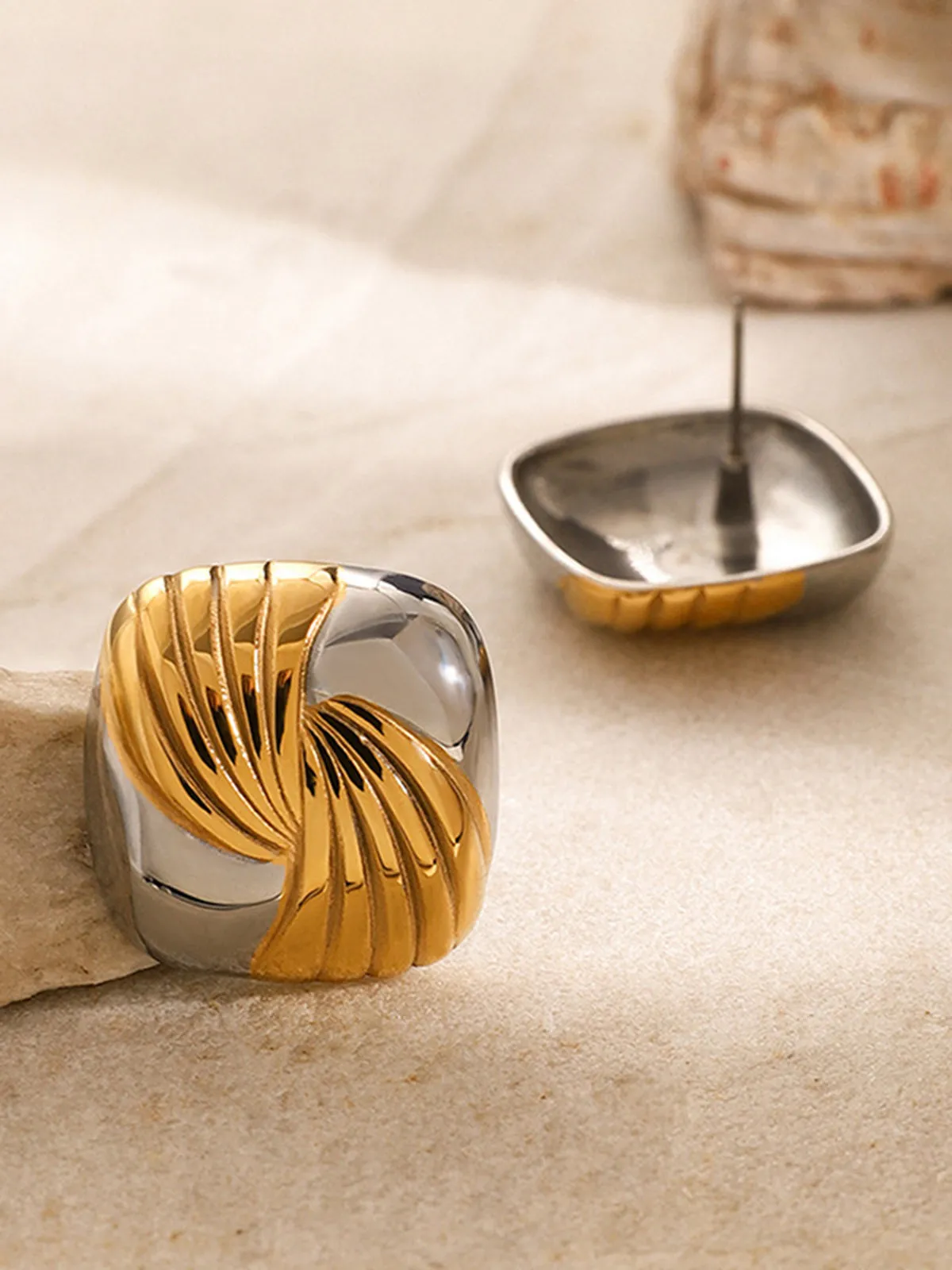 Two Tone Ripple Square Earrings sold by COMMENSE product image thumbnail 3