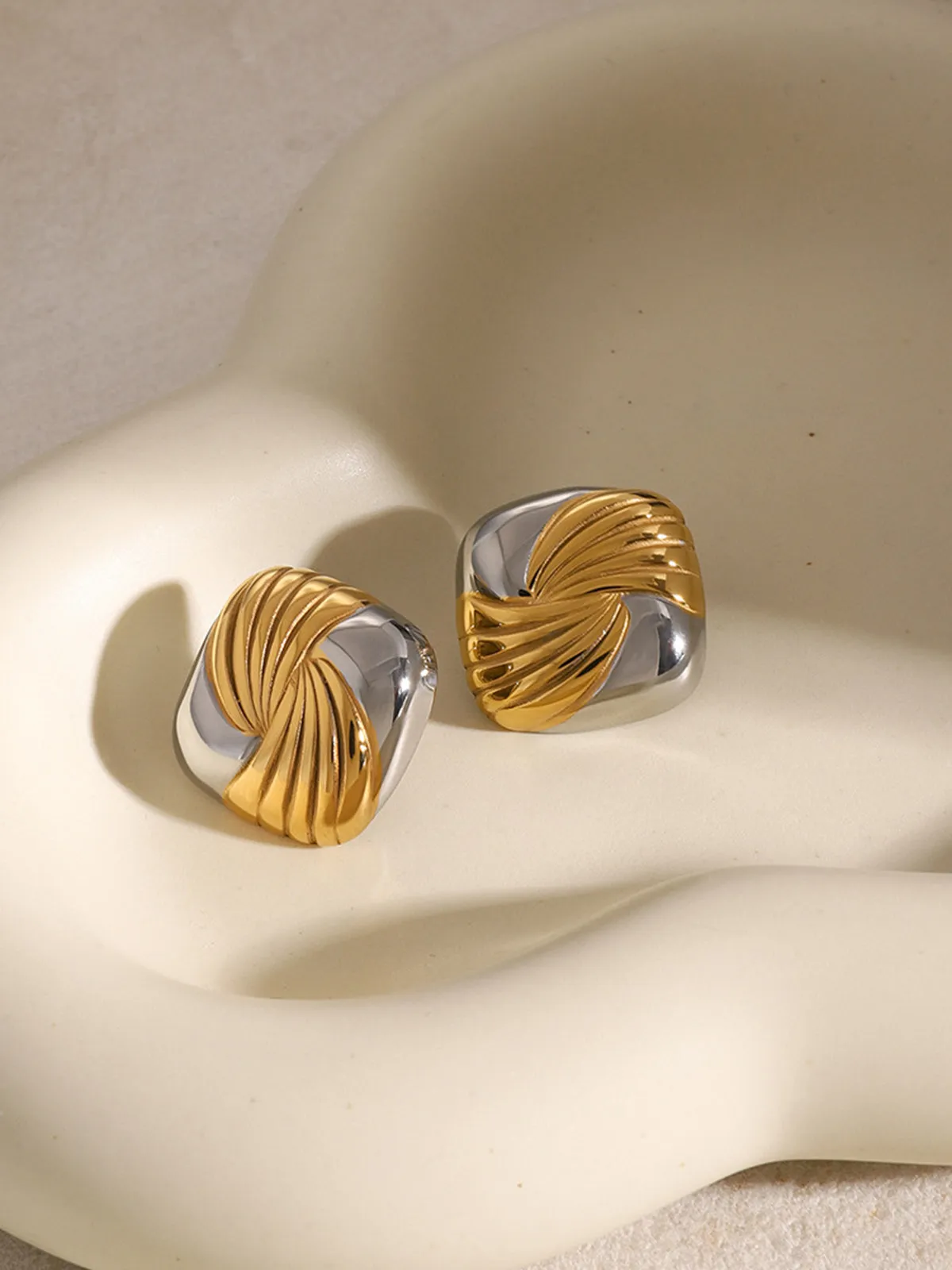 Two Tone Ripple Square Earrings sold by COMMENSE product image thumbnail 4