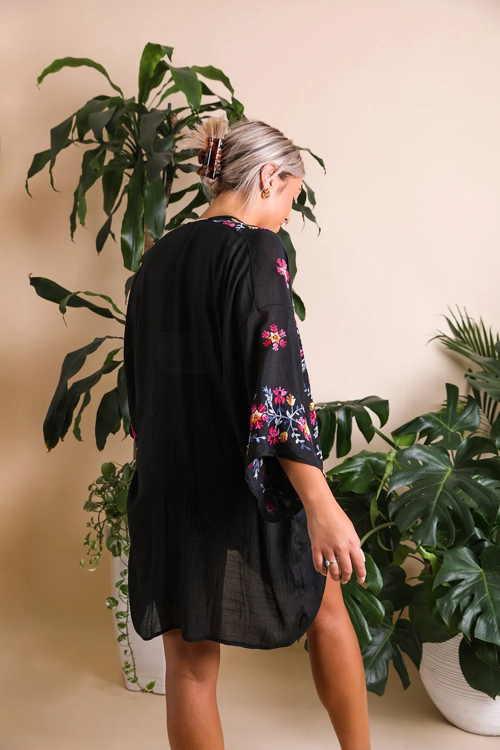 Elegant Floral Garland Kimono – Sophisticated Design sold by Leto Collection product image thumbnail 5