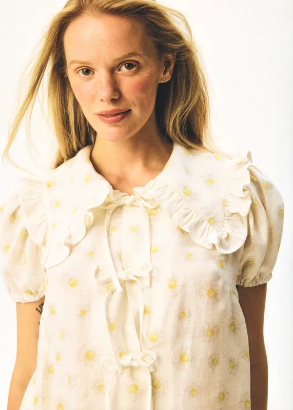 Puff Linen Lounge Shirt in Daisies made by Sleeper