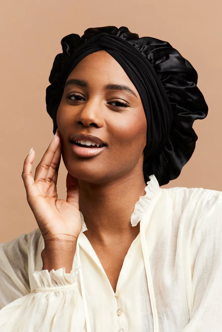 BONNET DE NUIT EN SOIE NOIR sold by Indira de paris