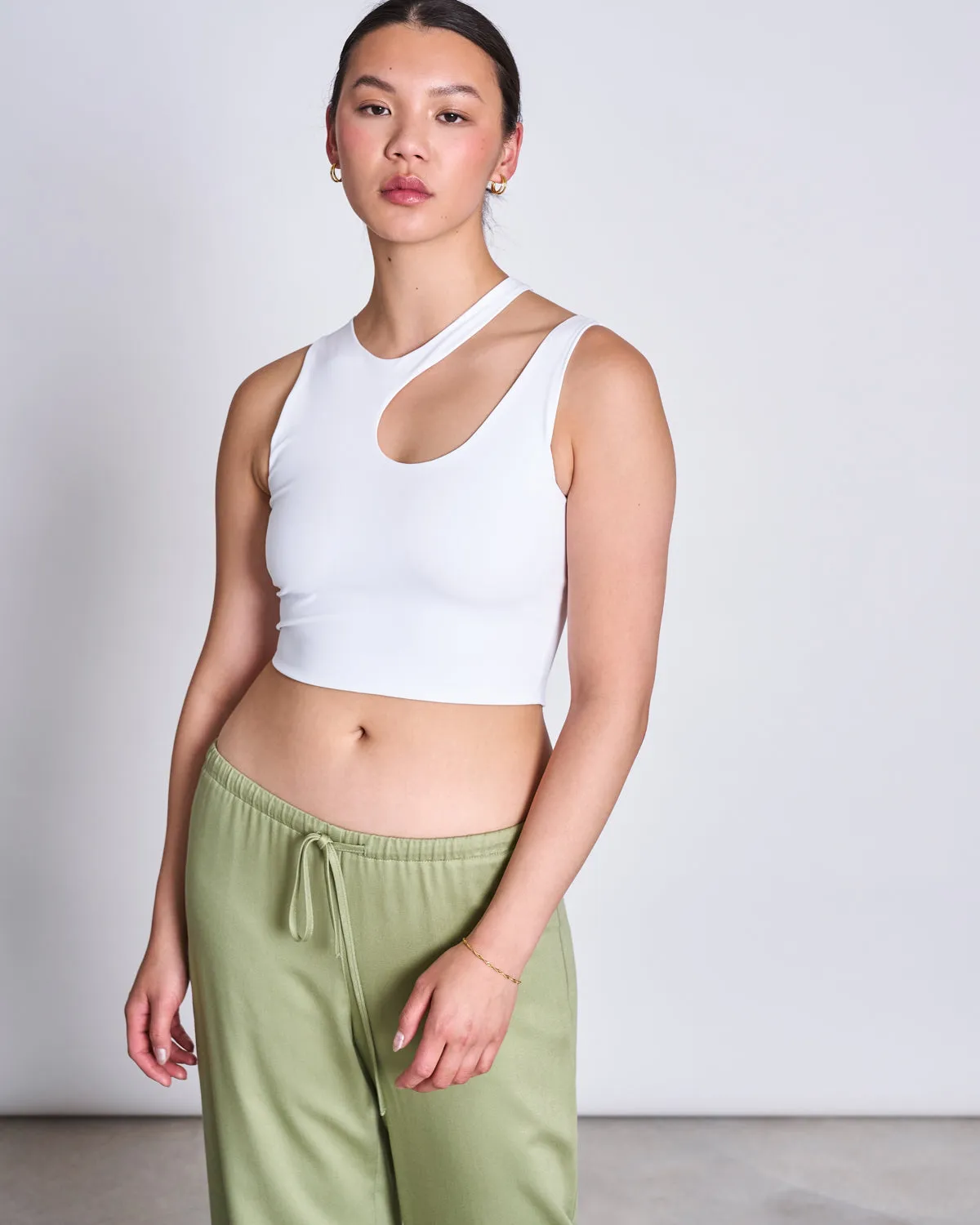 CUT OUT TOP POLLA WHITE sold by JAN 'N JUNE