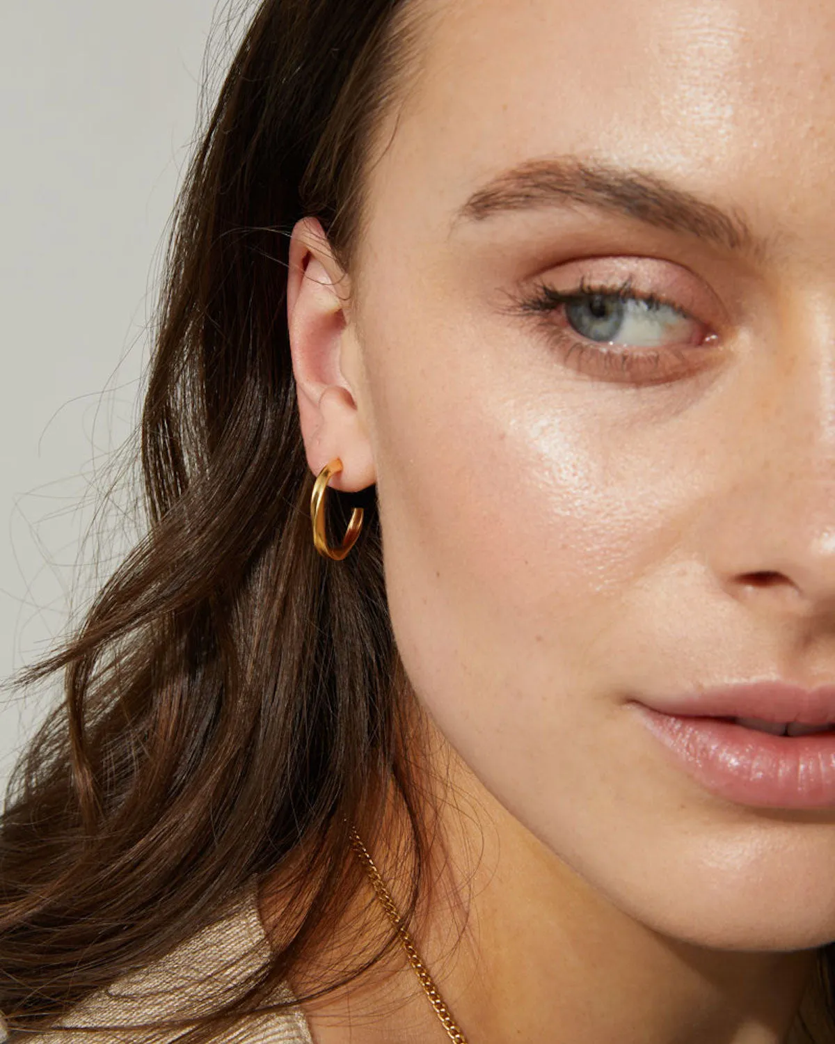 DEAR DARLING BERLIN ELEGANT TWISTED HOOP EARRINGS GOLD sold by JAN 'N JUNE product image thumbnail 3