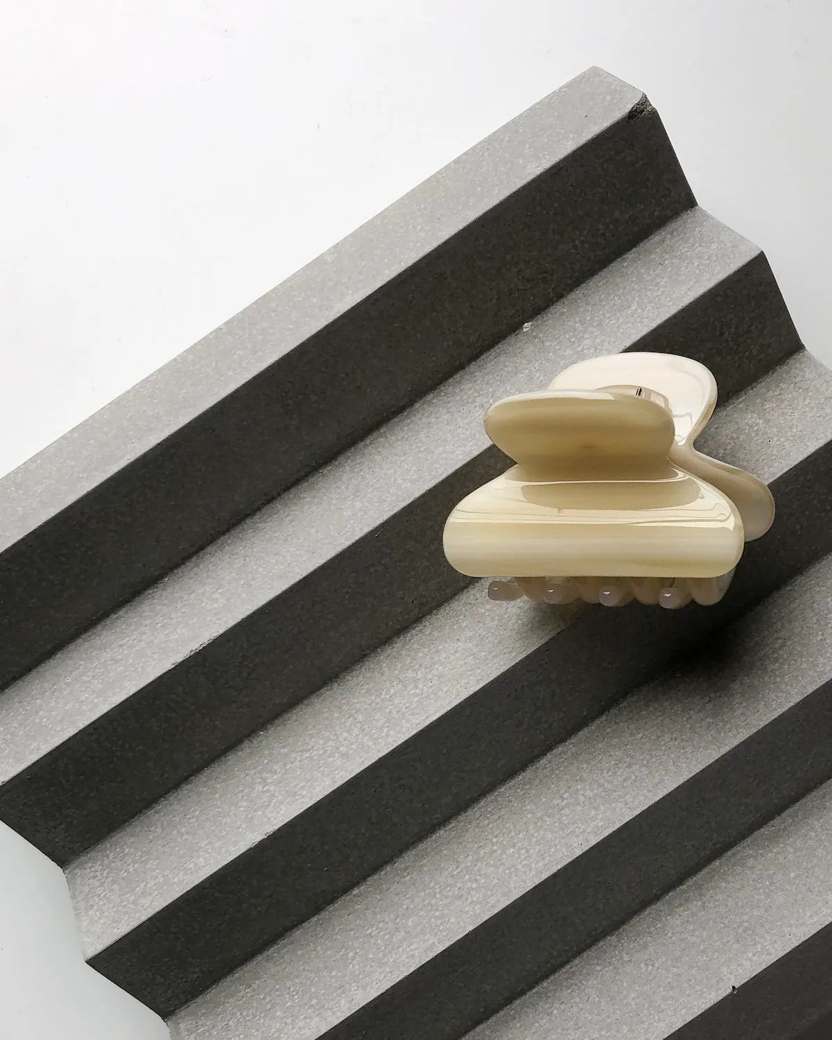 MINI HEIRLOOM CLIP ALABASTER sold by JAN 'N JUNE product image thumbnail 3