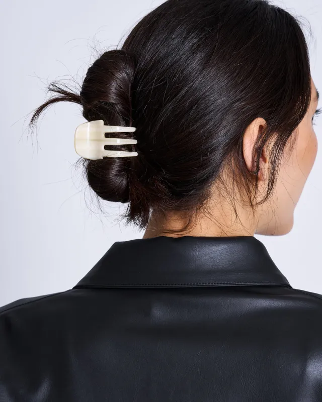 MINI CLAW ALABASTER sold by JAN 'N JUNE