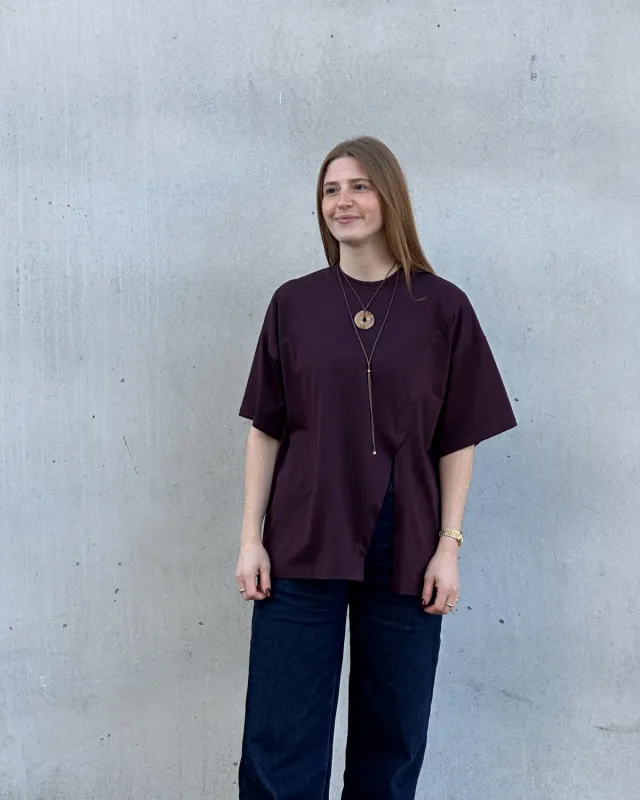 SLITTED T-SHIRT NADIL CHERRY LACQUER made by JAN 'N JUNE