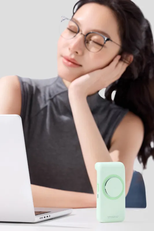 BreezeCard - Magnetic Handheld Card Fan made by Beneunder