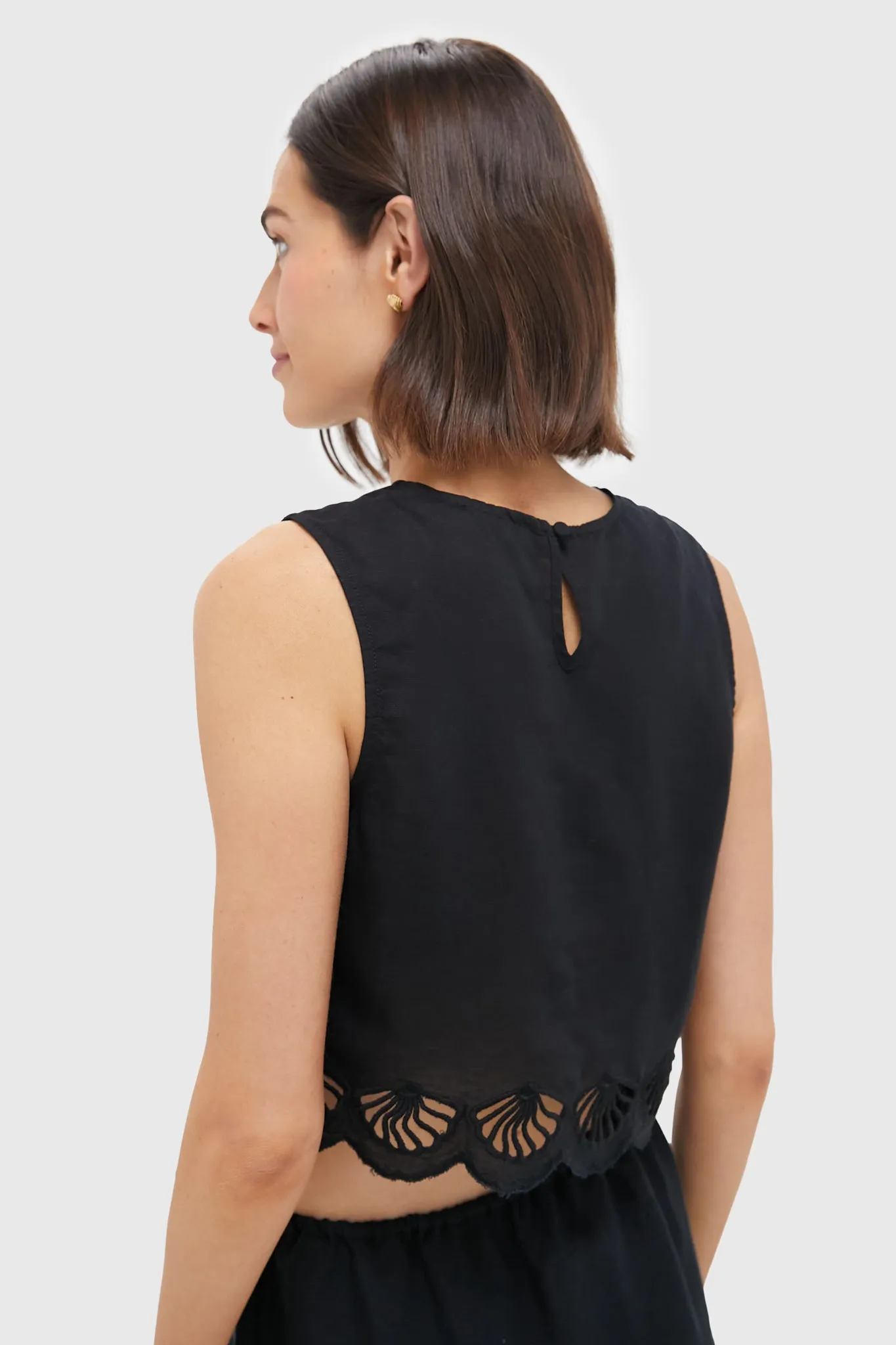 Black Air Linen Scallop Tank sold by Tuckernuck product image thumbnail 4