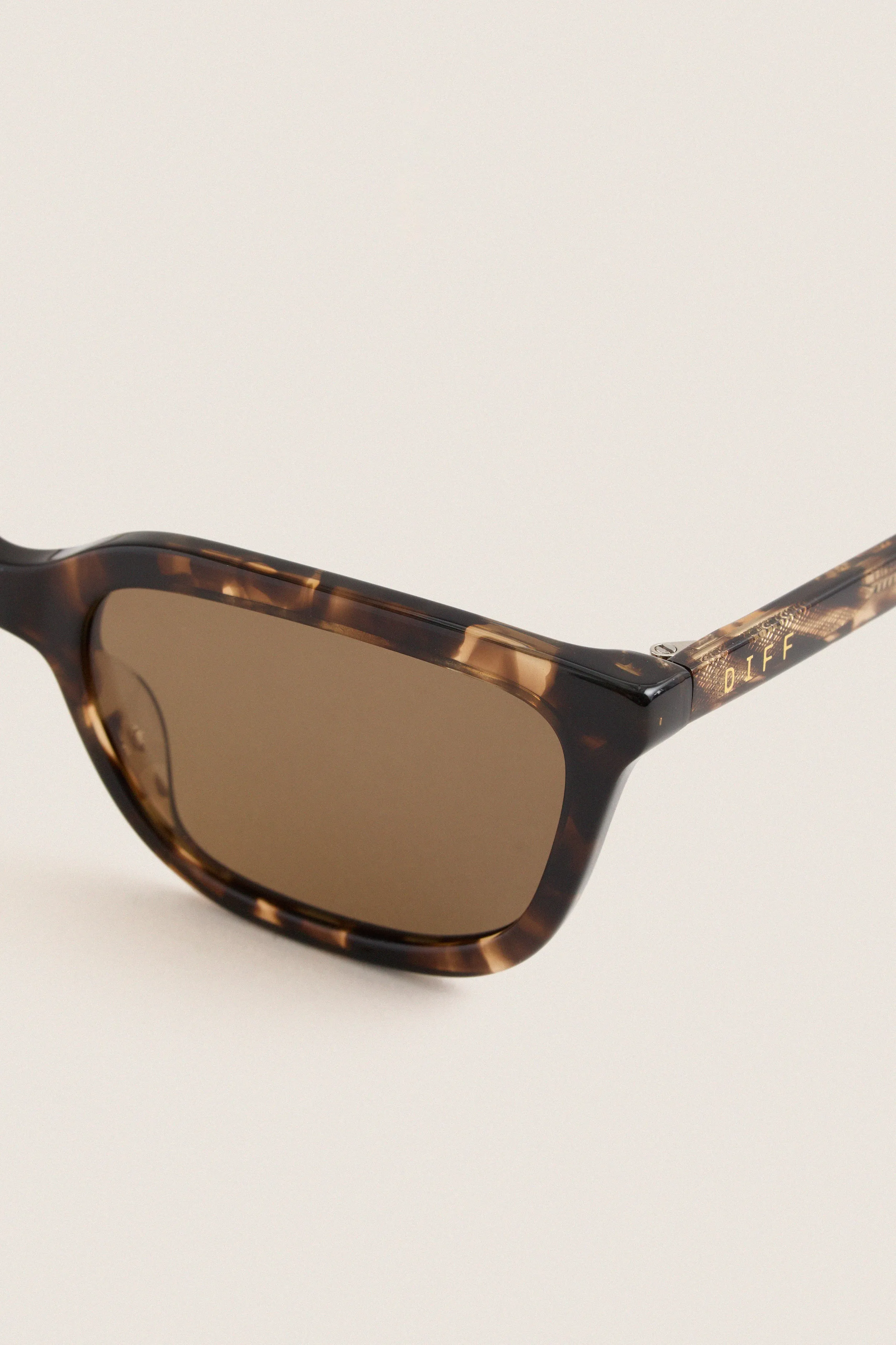 Espresso Tortoise Polarized Hannah Sunglasses sold by Tuckernuck product image thumbnail 5